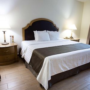 Zimmer mit Zugang für Rollstuhlfahrer mit Kingsize-Bett